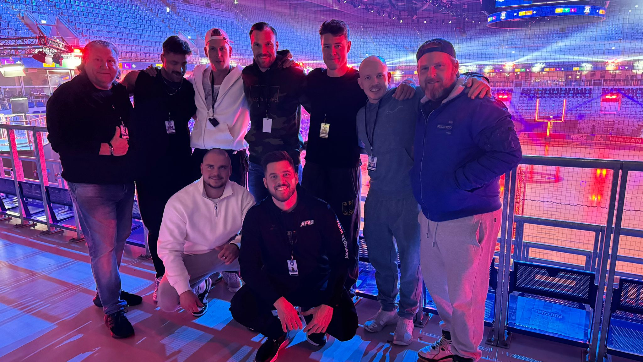 H2K Geschäftsführer Heiko Kurzawa steht mit H2K Mitarbeitern beim American Ice Football Event.