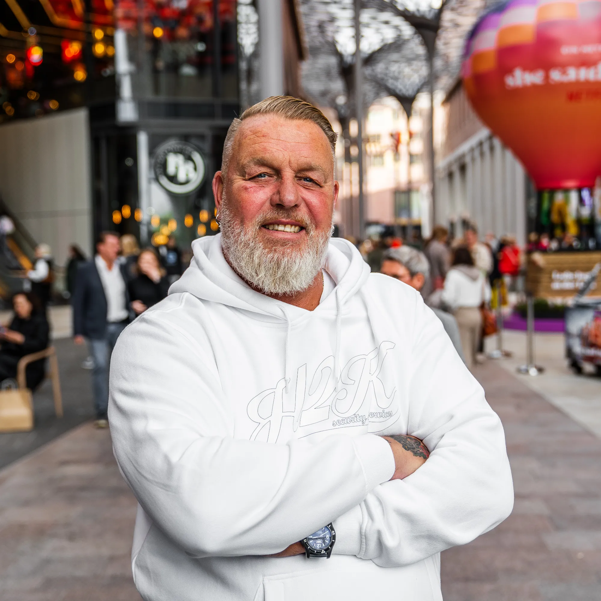 H2K Geschäftsführer Holger Krenz steht mit verschränkten Armen im Überseequartier in Hamburg.